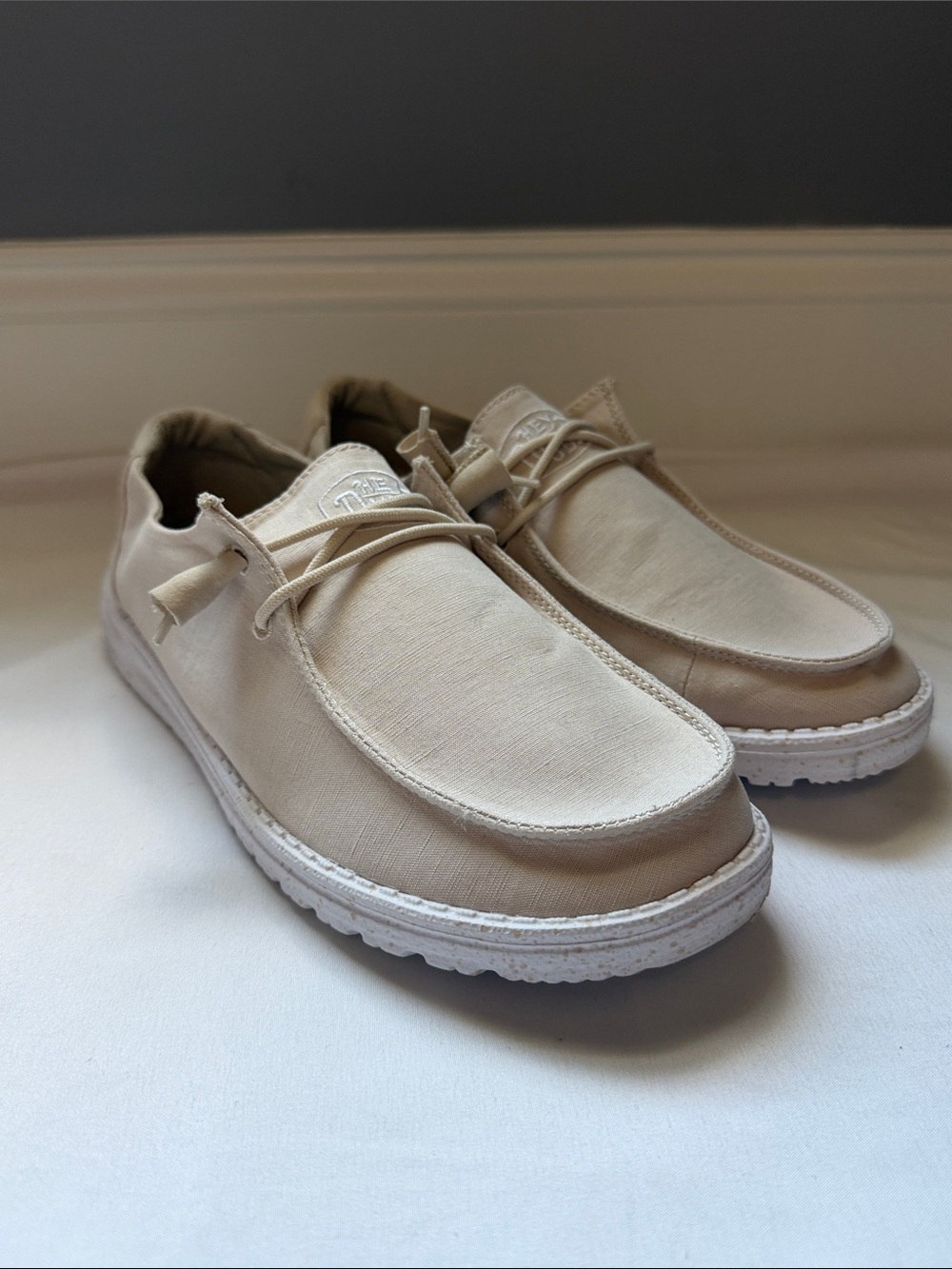 Hey Dude Wendy Slub Canvas Women's Slip-On Loafers in Light Beige. Size 8